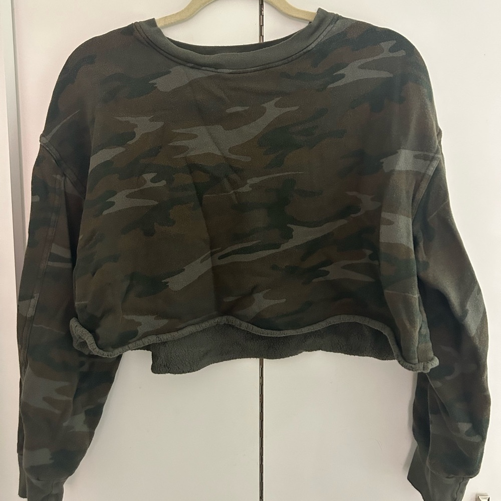 Cozy camouflage cropped sweatshirt